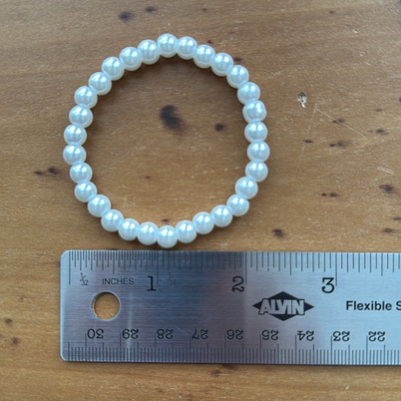🐚Two stretchy faux pearl bracelets. One size. - Picture 3 of 4
